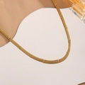 Elegante goldene Netzkette mit Perlenakzenten auf einem warmen ästhetischen Hintergrund - Halskette (X611) / Gold