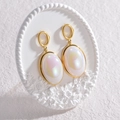 Élégantes boucles d'oreilles ovales dorées avec nacre blanche au style vintage - Boucles d'oreilles pendantes ovales irisées