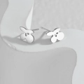 Pendientes de botón minimalistas de acero inoxidable plateado con diseño de silueta de oso - Color Acero