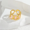 Anello incrociato dorato geometrico con perline rosa e trama martellata su pietre bianche - Anello Aperto a Catena con Perline Rosa (M-R720)