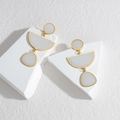 Minimalistische geometrische druppeloorbellen met goud en wit op een stenen voetstuk - Wit (Gouden Frame)
