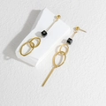 Boucles d'oreilles dorées asymétriques avec perles cubes noires et franges pendantes - Style de Gland Asymétrique
