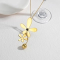 Collar minimalista con colgante de flor dorada y dijes florales en cadena de serpiente - Flor Dorada