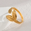 Bague ajustable plaquée or 14K avec triple feuille irrégulière et texture détaillée - Design de Feuille (R729-A)
