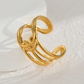 Dettaglio di un bracciale rigido geometrico dorato a spirale con finitura lucida a specchio - Stile Nodo Avvolto Multilinea (R728-C)