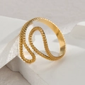 Gros plan d'une bague ouverte ondulée en or 14K avec bordure perlée sur pierre - Design de Vague Perlé (R729-D)
