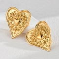 Gestructureerde 18k gouden hart oorknopjes met vintage reliëf en lava metalen oppervlak - Lava Textuur Hart Oorknopjes (E798)