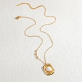 Elegante collana dorata con pendente di perla rettangolare e cristalli a cuore sulla catena - Stile Perla Rettangolare Arrotondata Bianca (N2111-BAI)