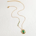 Collana minimalista in acciaio dorato con ciondolo esagonale e pietre verdi eleganti - Stile Pietra Preziosa Esagonale Verde (N2111-LV)