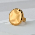 Moderner vergoldeter Ring mit künstlerischer, unregelmäßiger Hammerschlagstruktur auf Rundfläche - Unregelmäßiger Texturoberflächen-Ring (R761)
