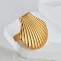 Anello conchiglia dorato con texture a coste su piedistallo geometrico per look moderno - Anello Texturizzato Radiale a Capasanta (R779)