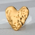 Boucles d'oreilles cœur dorées avec texture martelée et plaqué or 18 carats poli - Bague Dorée Martelée en Forme de Cœur (R770)