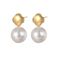 French retro gold clover earrings with large round pearls in a minimalist design - Irregular Clover Pearl Style (E833-B)
