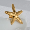 Gouden zeester ring met korrelige textuur op een minimalistische standaard - Korrelige Textuur Zeester Ring (R777)