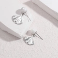 Elegantes pendientes de hoja de ginkgo y perlas plateadas en soporte minimalista - Color Acero