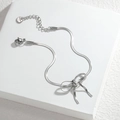 Elegante pulsera de cadena de serpiente de acero inoxidable plateado con dije de lazo - Color Acero (Pulsera)