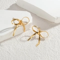 Pendientes de lazo dorado con textura de cadena de serpiente sobre base blanca elegante - Dorado (Pendientes de botón)