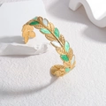 Goldenes Blatt-Manschettenarmband mit grünem und weißem Emaille aus 18K vergoldetem Stahl - Gold Grün Weiß Blatt Öffnungsstil