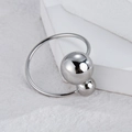 Anillo minimalista de acero plateado con esferas dobles asimétricas sobre fondo de piedra - Abierto Ajustable / Diseño de Doble Esfera / Color Acero