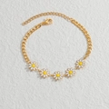Détail du bracelet marguerite doré avec fleurs en émail et fermoir homard réglable - Bracelet à 5 Pendentifs Marguerite (OLBB1090)