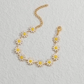 Vue détaillée du bracelet marguerite doré avec pétales en émail blanc et fermoir mousqueton - Bracelet Cercle Complet à 11 Marguerites (OLBB1091)