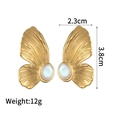 Detaillierte Ansicht goldener Schmetterlings-Ohrringe mit weißem Steinbesatz und Maßangaben - Irisierende Edelstein Schmetterling Ohrstecker (E768)