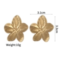 Détail des boucles d'oreilles fleur dorées, texture brossée, taille 3,1 cm par 3,3 cm - Design Floral Brossé (Style 6)
