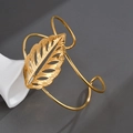 Gros plan détaillé d'un bracelet manchette ouvert en feuille dorée ajourée et fine - Style de Feuille Creuse Dorée (款式3)