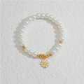 Detailansicht des Perlenarmbands mit weißen Perlen, Goldakzenten und Gänseblümchen-Anhänger - Einzelne Gänseblümchen Perlenarmband (OLBB1094-liu)