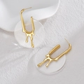 Pendientes geométricos de metal líquido dorado con resina sobre fondo blanco - Oro / Transparente