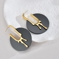 Pendientes geométricos modernos de metal dorado sobre resina negra en bandeja de cerámica - Dorado/Negro