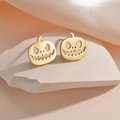 Gouden pompoen oorknopjes met Halloween ontwerp op een witte gestructureerde steen - Pompoen Geest - Goud