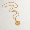 Détail de la chaîne box en acier doré 18 carats avec pendentif fleur de rose en spirale - Pendentif Rose en Spirale (Style 2)
