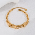 Dettaglio del bracciale dorato a catena multistrato con targhetta S.Steel e chiusura - Bracciale B1085