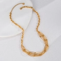 Primo piano dettagliato della collana a catena ovale dorata multistrato lucida - Collana N2155