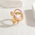 Anello chic in titanio dorato con smalto rosa e design astratto a trama metallica - Rosa