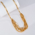 Dettaglio di una collana multistrato in acciaio inossidabile dorato con varie catene - Collana N2154-wc