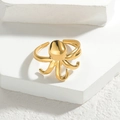 Polierter goldener Oktopus-Ring aus Titanstahl auf einem dekorativen Steinsockel - Oktopus-Form / Gold