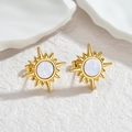 Elegantes pendientes de girasol dorados con nácar blanco sobre fondo de piedra - Girasol Dorado / Dorado