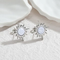 Pendientes de acero inoxidable con forma de sol y piedra azul claro en soporte blanco - Estrella Radiante Plateada / Color Acero