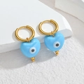 Detail van gouden oorringen met een blauwe hartvormige boze oog hanger voor vrouwen - Meerblauw