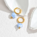 Detailansicht der goldenen Muschelohrringe mit hellblauem Anhänger und kleiner Goldperle - Hellblau