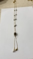 Minimalistische Goldkette mit weißen Perlen und schwarz-goldener Zylinder-Anhänger - Schwarz
