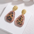 Orecchini retrò in acetato leopardato con borchie in metallo intrecciato dorato - Marrone