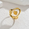 Verstelbare gouden ring met oceaanthema, ovaal frame en een fijn schelpreliëf-ontwerp - Gouden Schelp Stijl