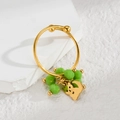 18k vergoldeter Edelstahlring mit grünen Perlen und einem hohlen Katzenanhänger - Hohle Katze Grüne Perle Stil (R784-xm)