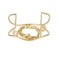 Dettaglio del bracciale dorato con motivo a sole traforato e spirali metalliche rifinite - Stile Cavo Organico Irregolare (Stile 2)