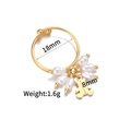 Detailansicht des 18K vergoldeten Rings mit weißen Kunstperlen und goldenem Bärenanhänger - Goldener Bär Weiße Perle Stil (R784-xx)