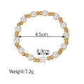 Bracelet bohème avec perles blanches, perles dorées et breloque étoile sur fond blanc neutre - Bracelet en Perles avec Pendentif Étoile (1093-wjx)