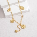 Dettaglio della collana boho dorata con ciondoli a cuore, perla e fiori su base di pietra - Stile Medaglia Girasole (Stile 5)
